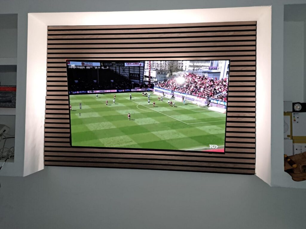 tv wand met houten latten